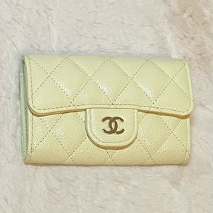 ♥️SOLD♥️ CHANEL 23S card flap colder caviar light yellow gold HW full set NWT